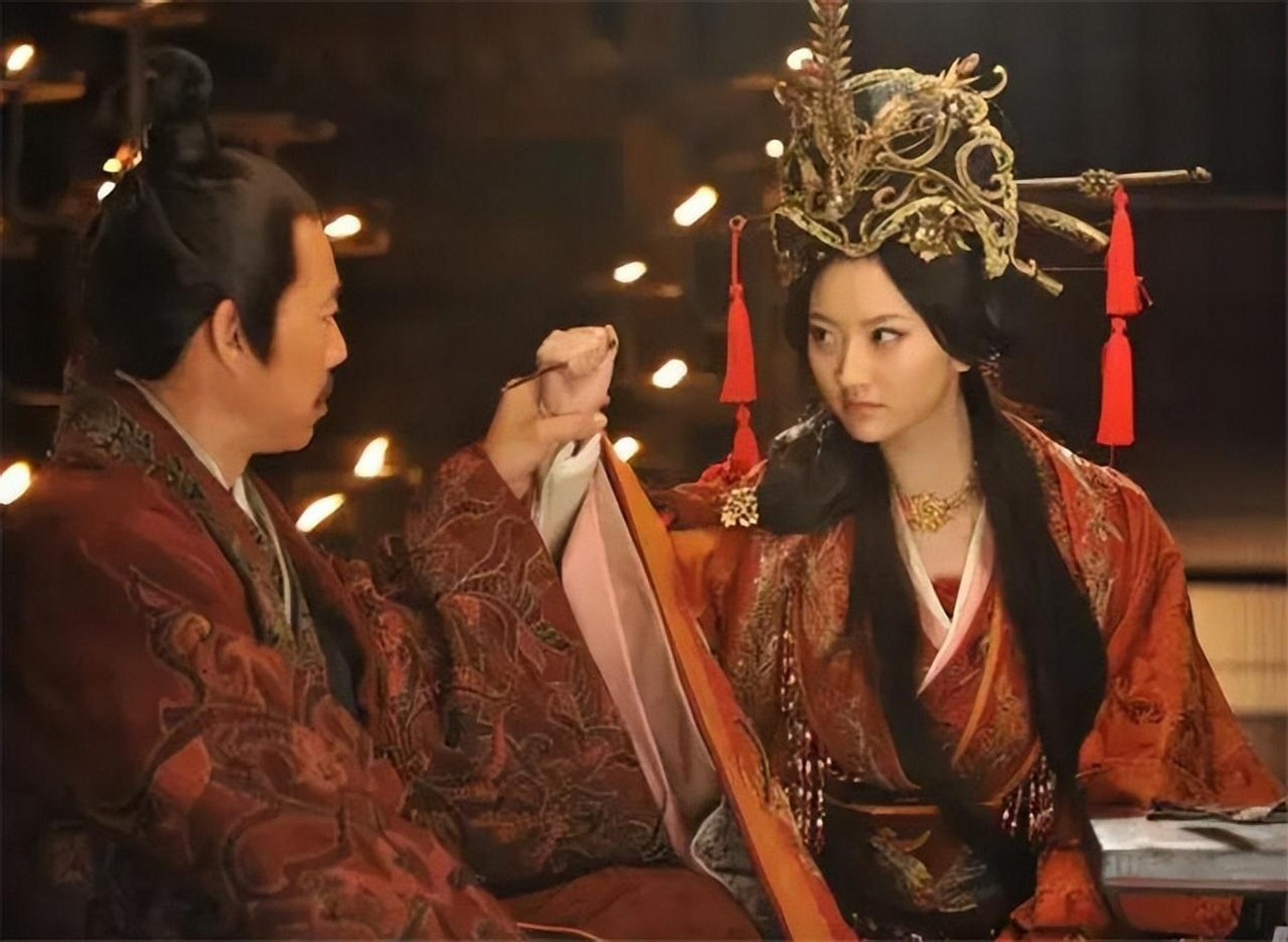 公元前225年,秦始皇让16岁的大女儿华阳公主,带着100名宫女去迎接70岁