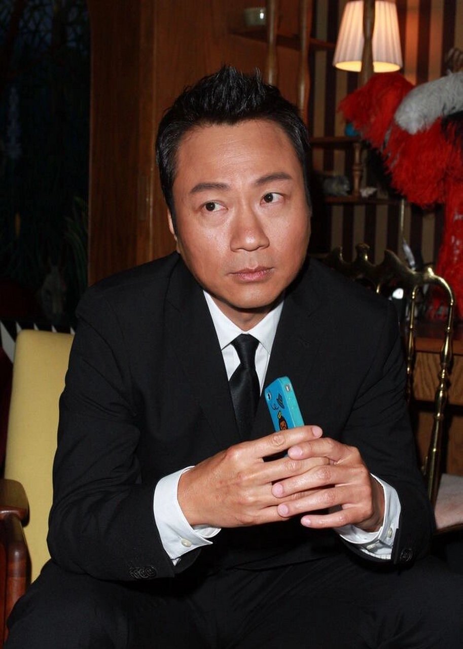 当初,黎耀祥把香港房子卖掉,拿1350万在内地的二线城市中山买了一套大