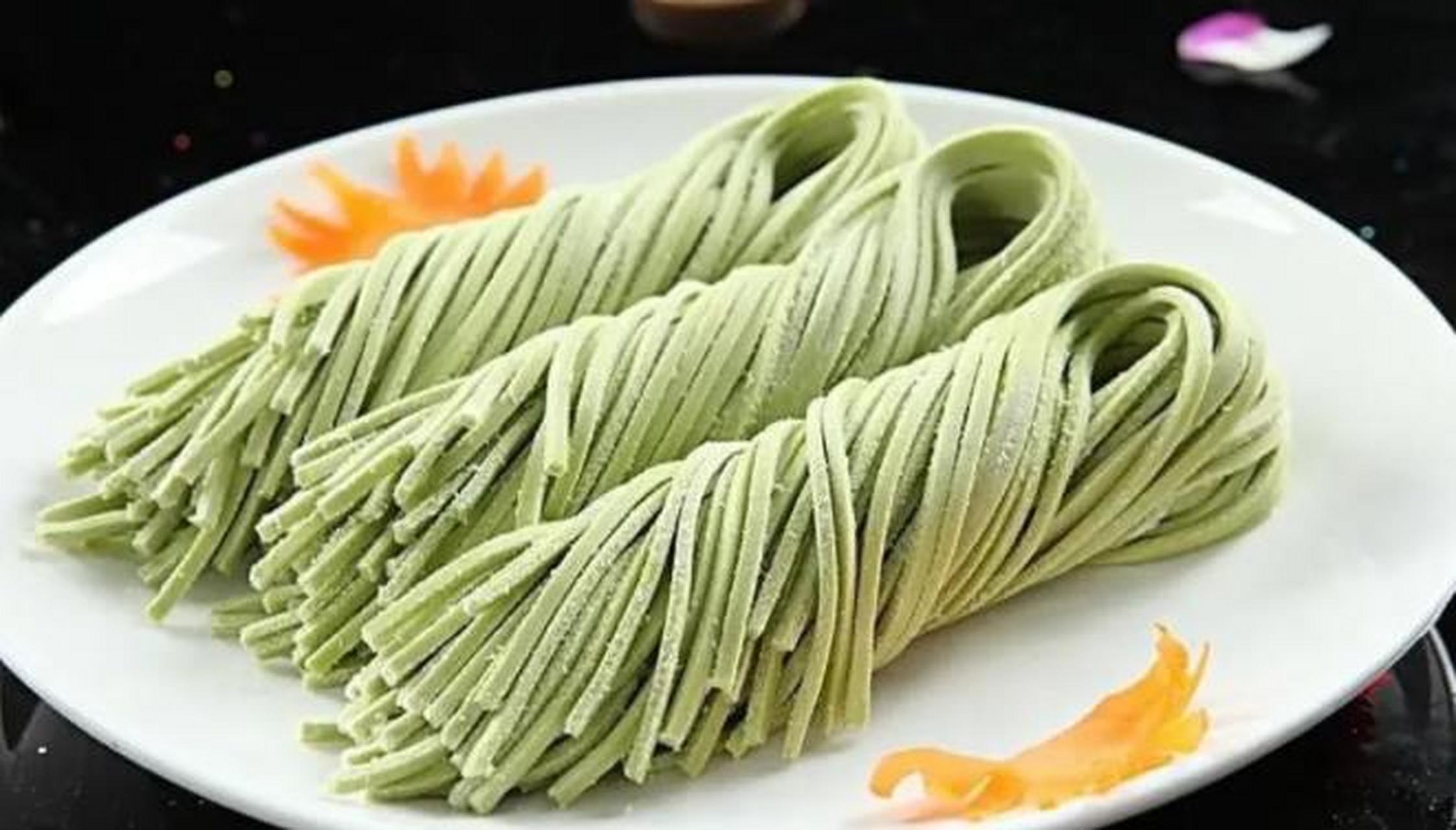 石柱绿豆面的特色是面条色泽嫩绿,柔中有韧,口味鲜辣或清香