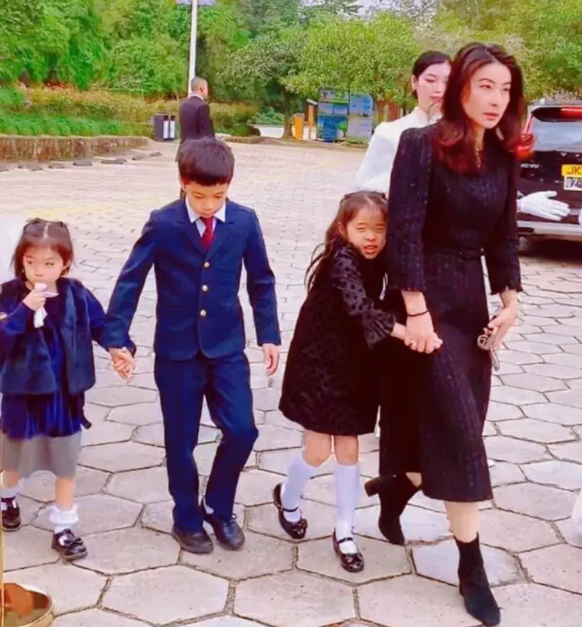 霍启刚一家五口参加家族活动,长子霍中曦有担当,可以帮父母照顾妹妹