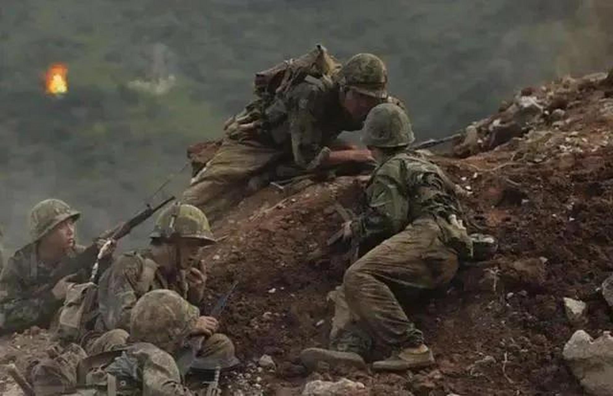 1984年,炮火连天的老山主峰下,一颗子弹打中张大权的腹部,小肠随着