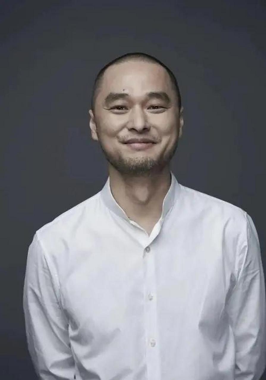 华润原董事长出事的前几天,冯唐正在办公室喝茶,胸前的古玉"啪"地碎裂