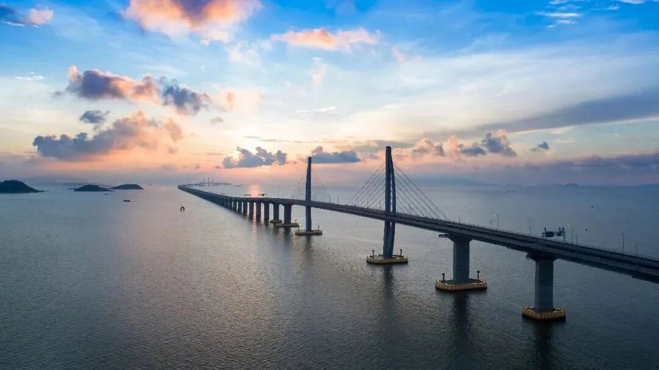 壮观7715震撼世界奇迹—港珠澳大桥  在粤港澳大湾区,有一个不能
