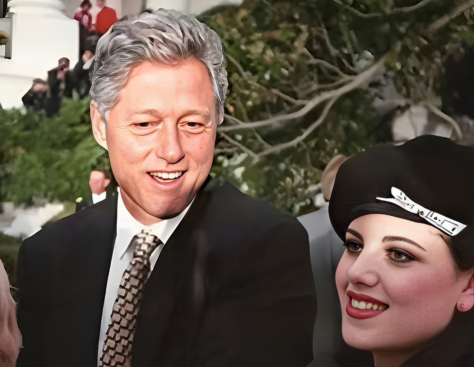 在"zipgate"丑闻曝光之前,克林顿和莱温斯基当时合影留念.