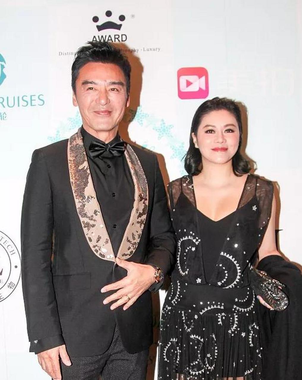 范姜和钟镇涛出席活动,范姜身穿黑色礼裙富态耐看,一张"旺夫脸"方正