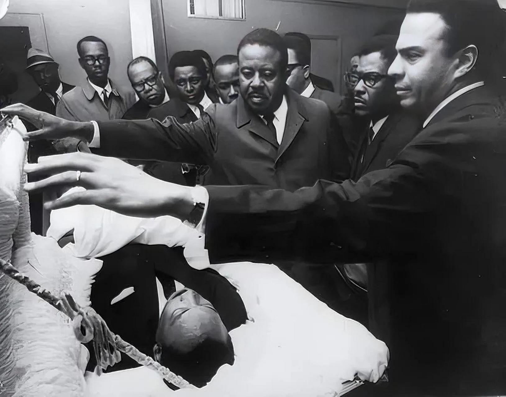 这是1968年,美国街头,被暗杀的马丁·路德·金,一张罕见的老照片,就在