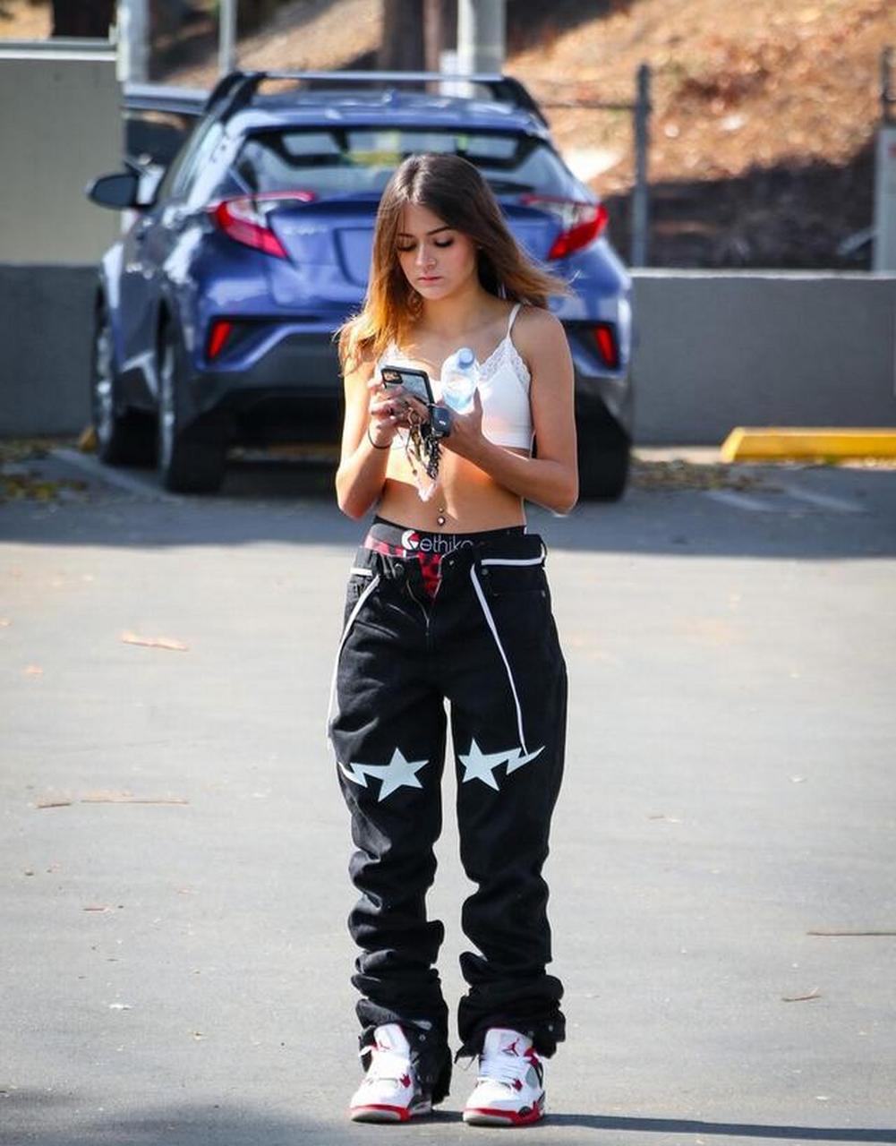 普里姆尔身着运动裹胸背心搭阔腿裤街头跑步秀马甲线