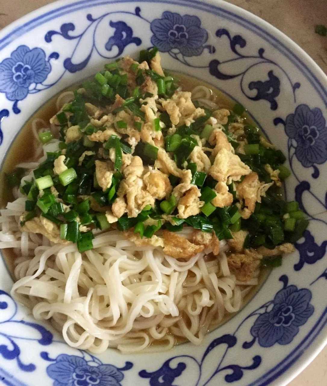 今日早餐:韭菜鸡蛋打卤面[话筒] 前几天市场买的一把韭菜,当时也没有