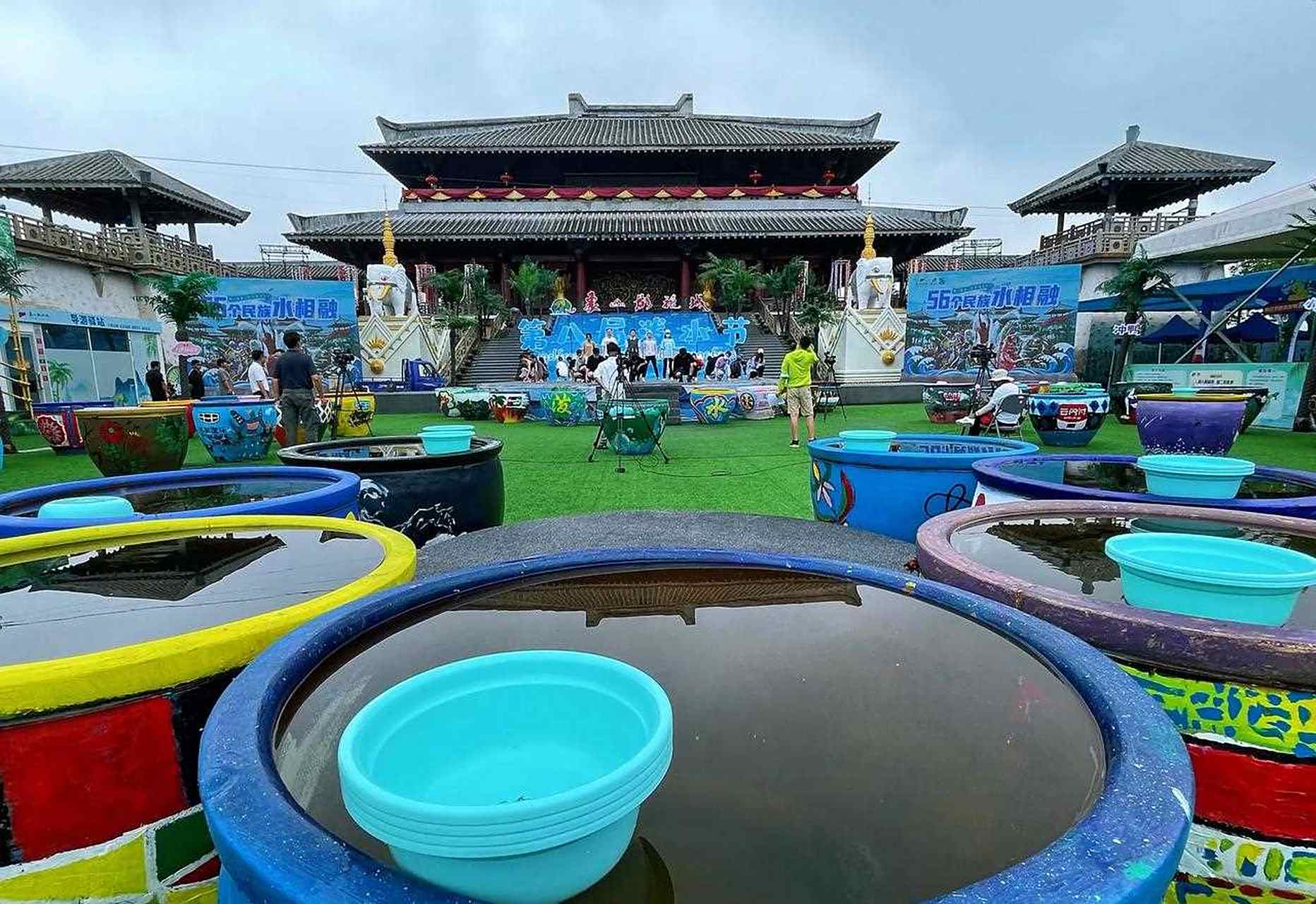 今天是个好日子,浙江象山影视城第八届泼水节将在今日正式开幕.