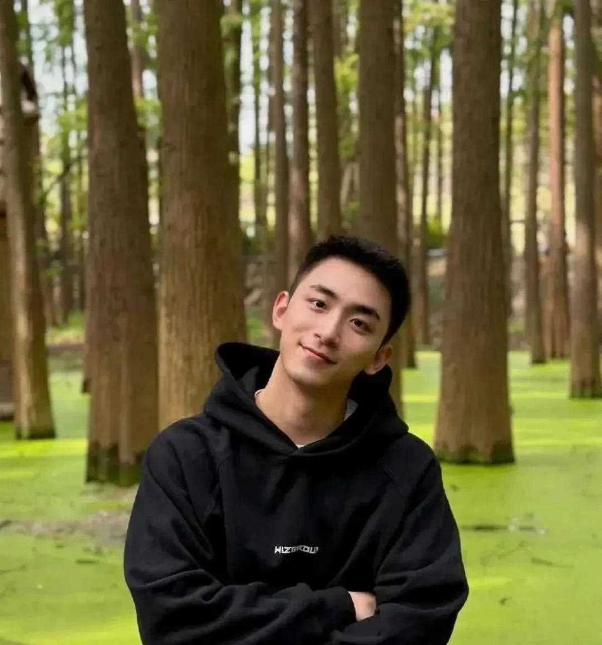 介绍一位在江苏的体育生帅哥,他的昵称是小小屠苏,身高185,颜值担当