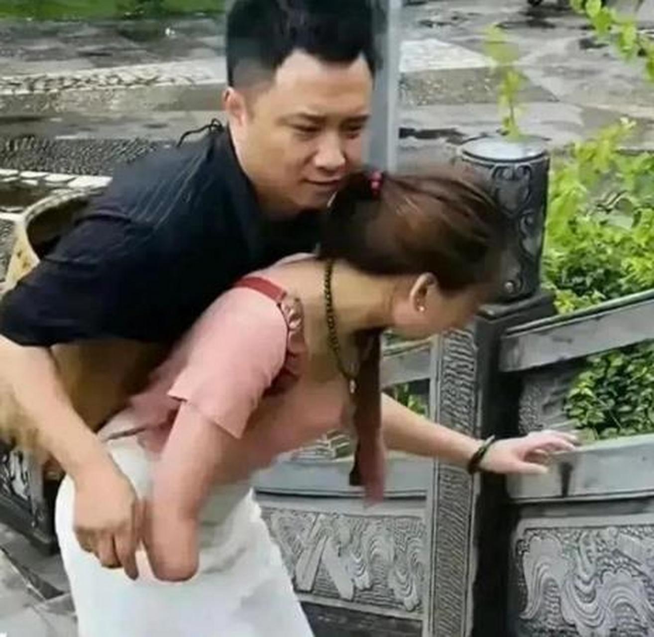 2019年,四川有一对"连体夫妻"因短视频爆火,夫妻俩一个没有右臂,一个