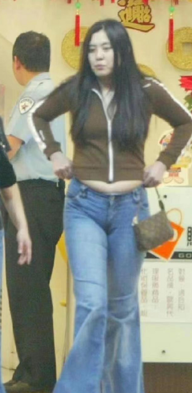 看到王祖贤这突起的肚子,我瞬间也平衡了,减肥和美食谁也顾不了俩