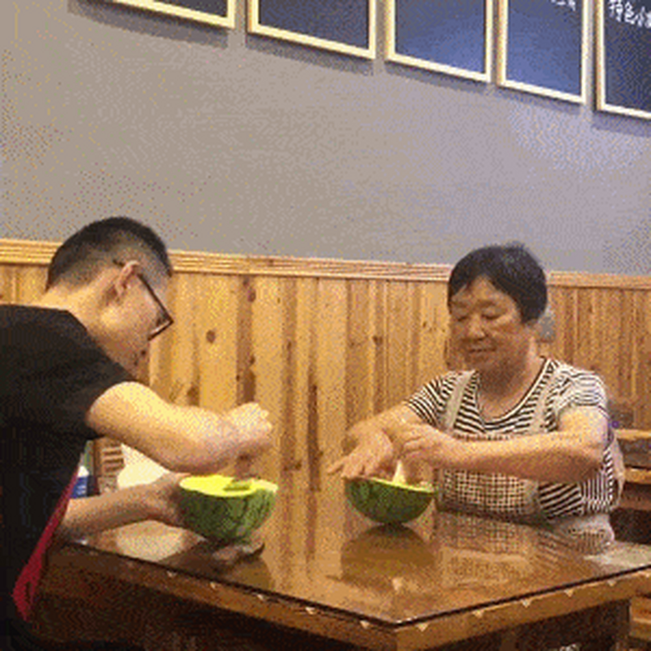 搞笑gif动图:第二张 一不小心暴露了超人的身份