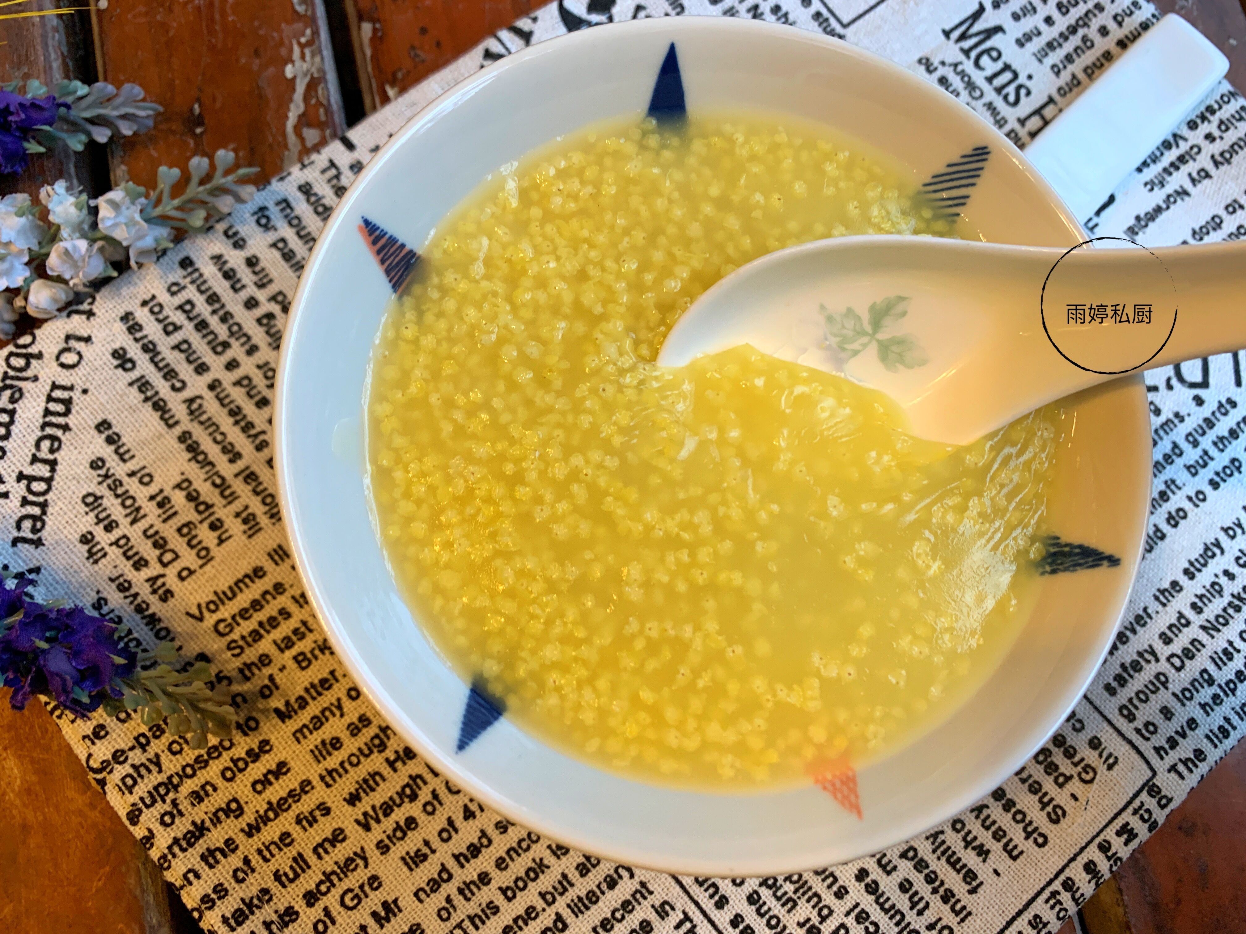 一大碗小米粥喝完,五脏六腑似乎都被滋润到了,饱腹舒适,养胃~