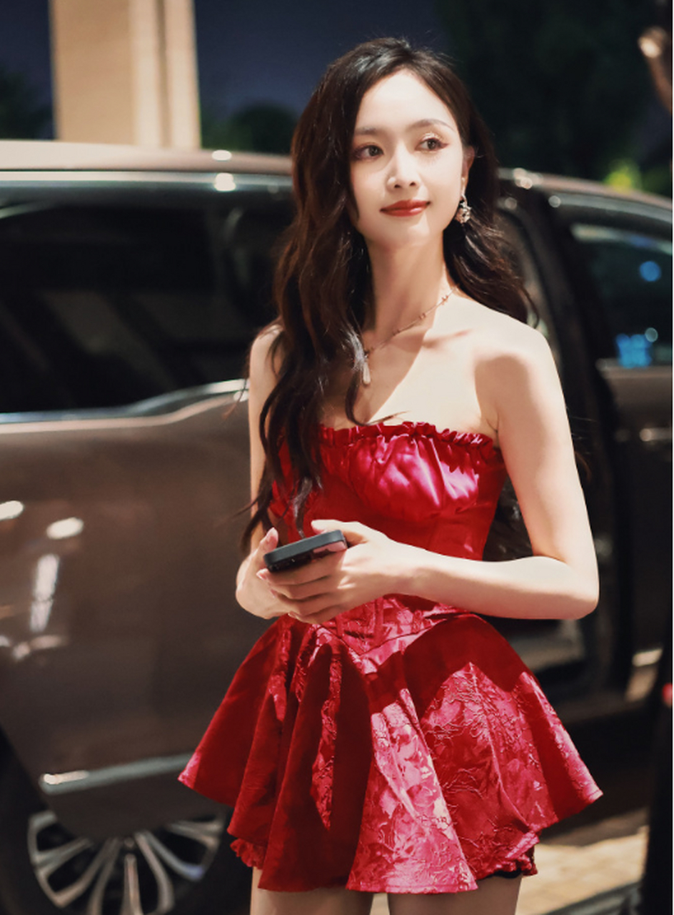 吴宣仪在《所向披靡的我们》里的红裙造型也太惊艳了吧!