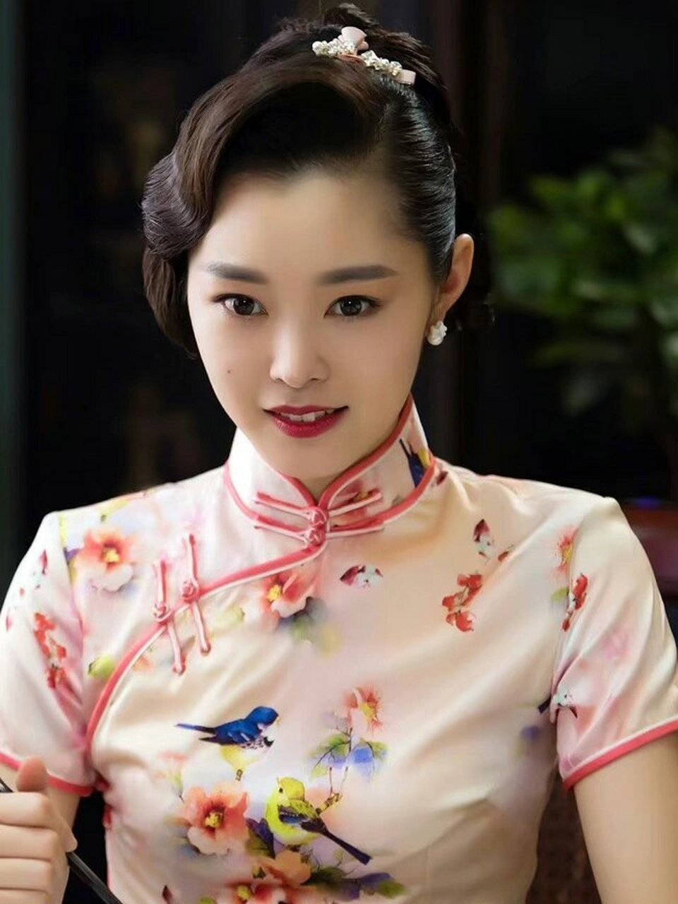 旗袍美人宋轶  旗袍宋轶太美啦!身材纤细,线条优美,皮肤白皙透亮.