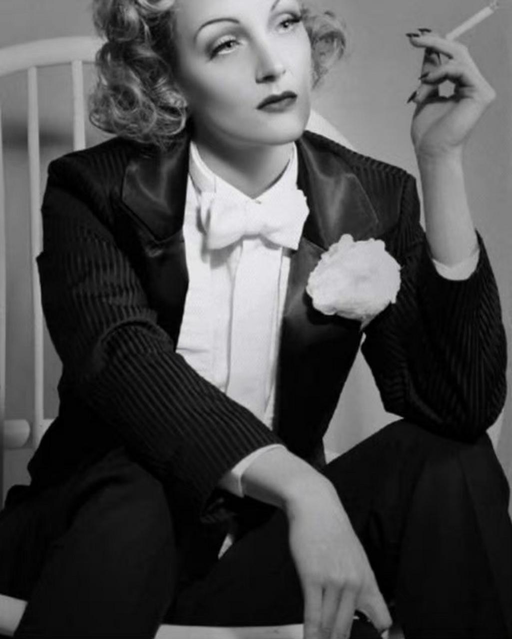 marlene dietrich(玛琳 黛德丽)的老照片流传至今,其中一张是她吸烟的