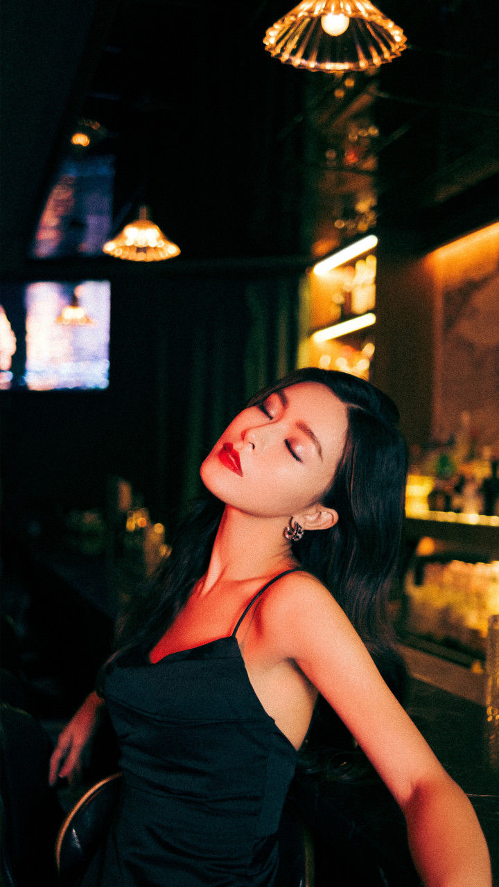 黑裙红酒杯氛围感写真组图.#文咏珊