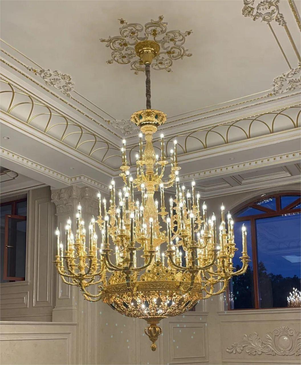 巧用水晶灯,让生活流光溢彩 水晶灯带给人一种奢华的感觉,当客厅安上