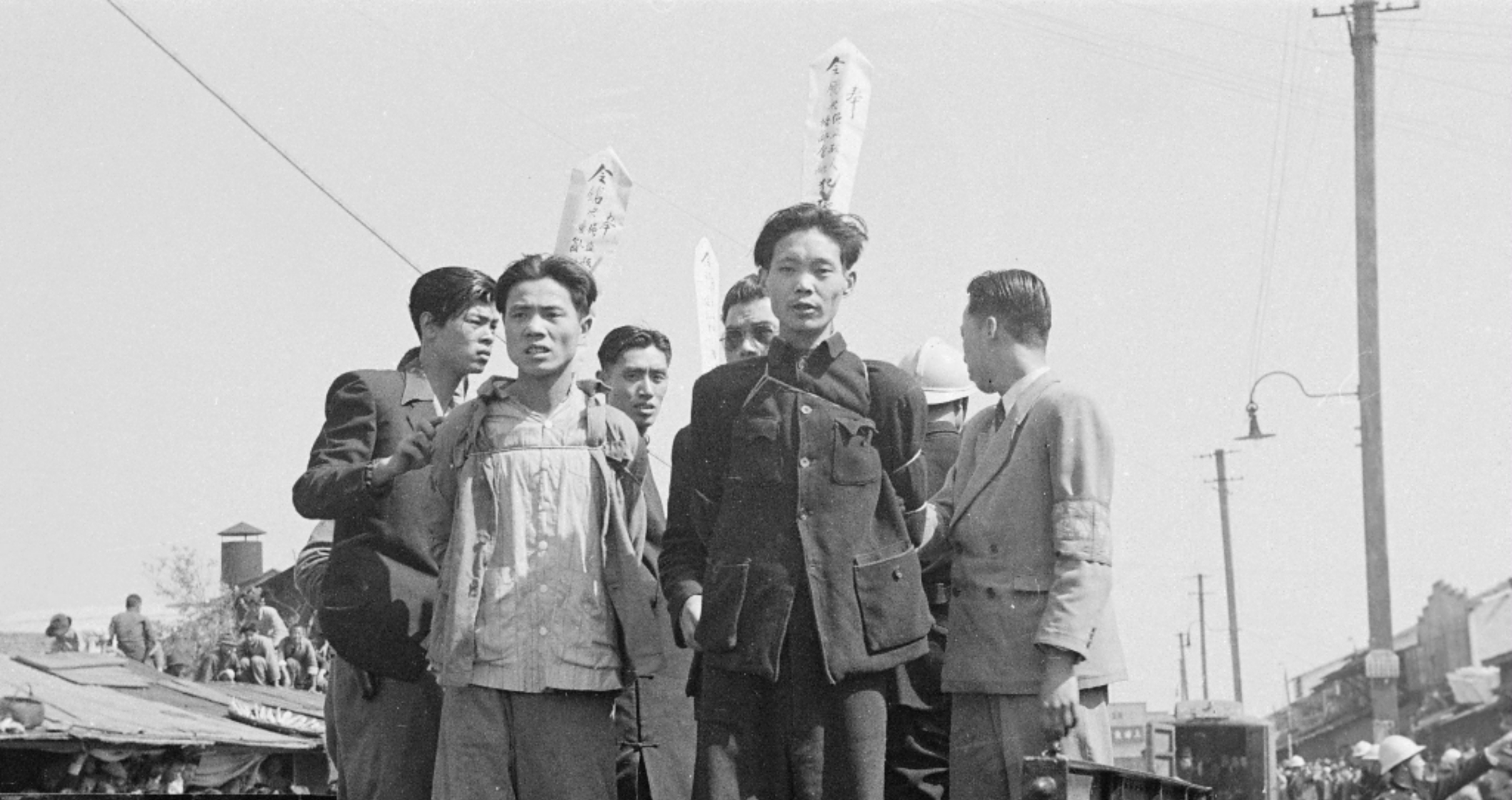 1949年,一组上海地下党工作者走向刑场,他们身着整齐的衣服,脸上带着