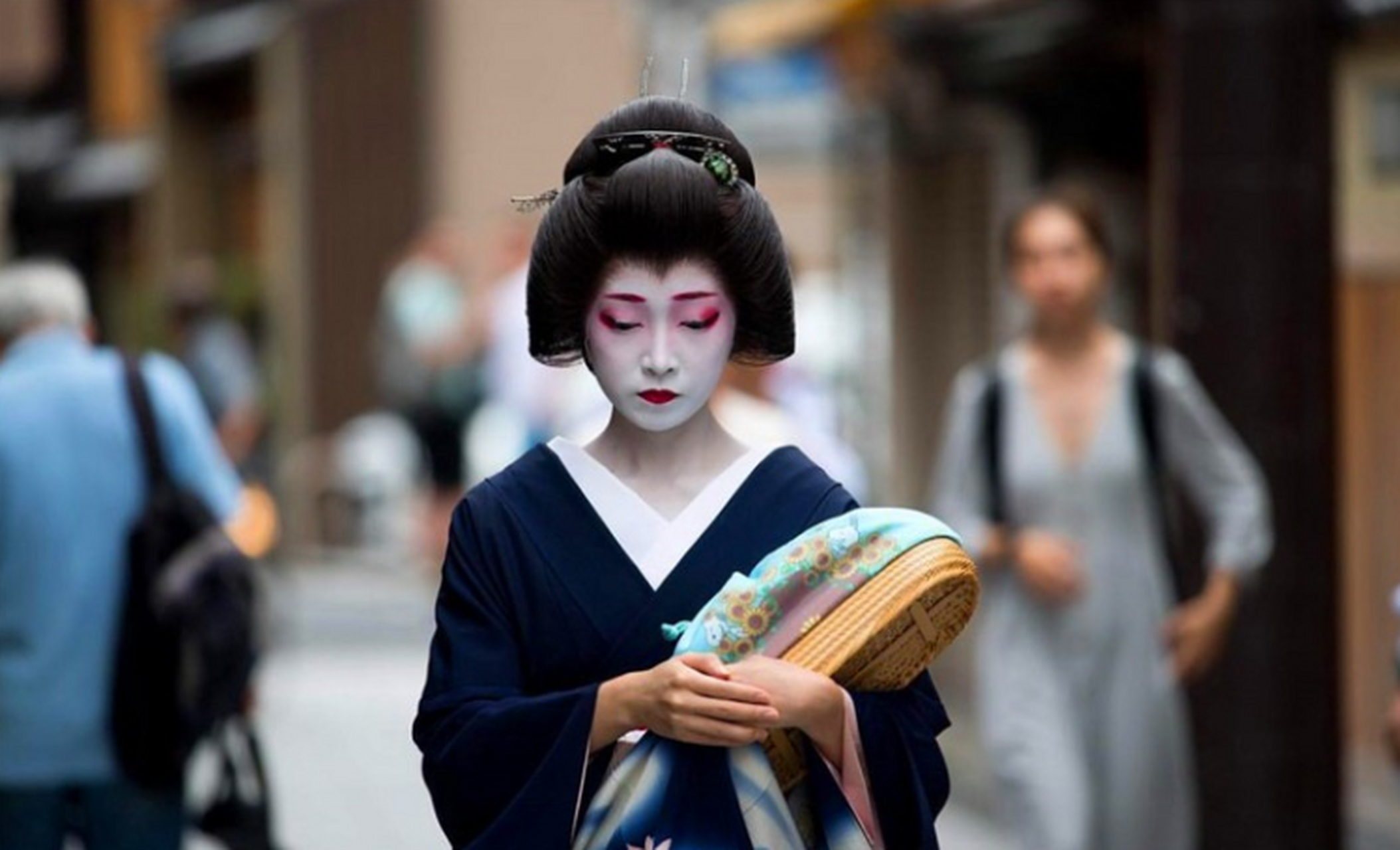 在日本,古老的艺伎文化流传至今,首先你要知道,"伎"并非现代"娼妓"的