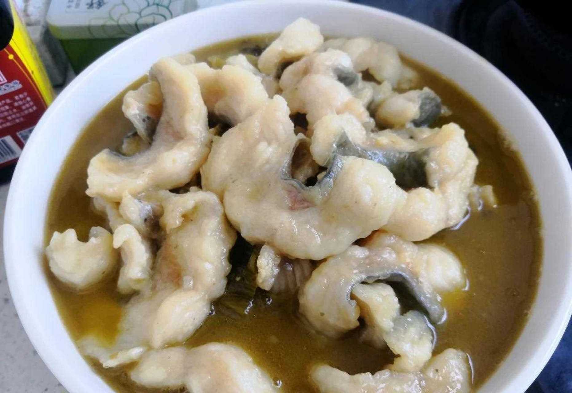 清江鱼做酸菜鱼,刺少肉很嫩,汤汁里煮上宽粉,还能吃一顿酸菜粉.