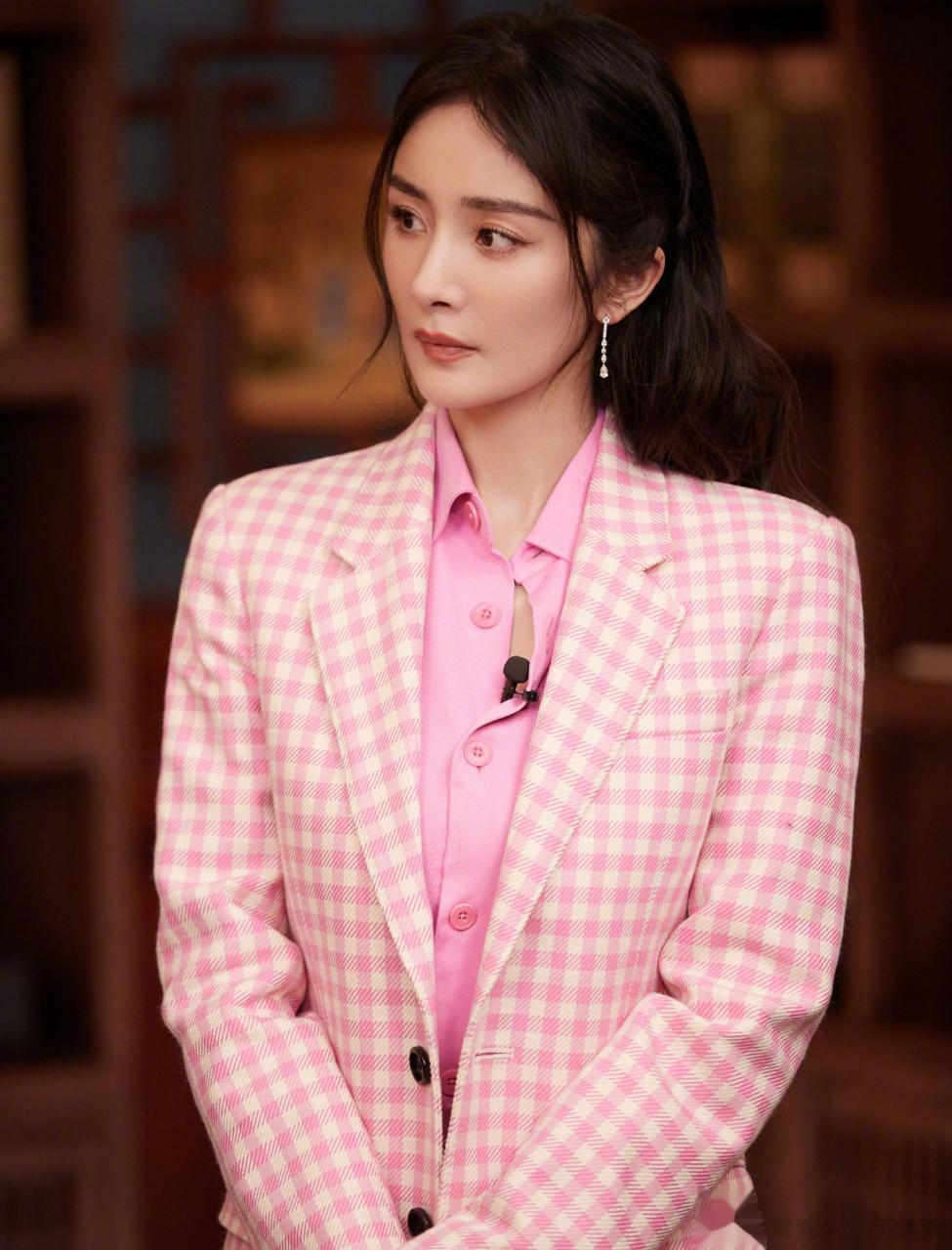 杨幂粉色格子外套# 杨幂《当燃青春》造型大片,粉色格子外套 粉