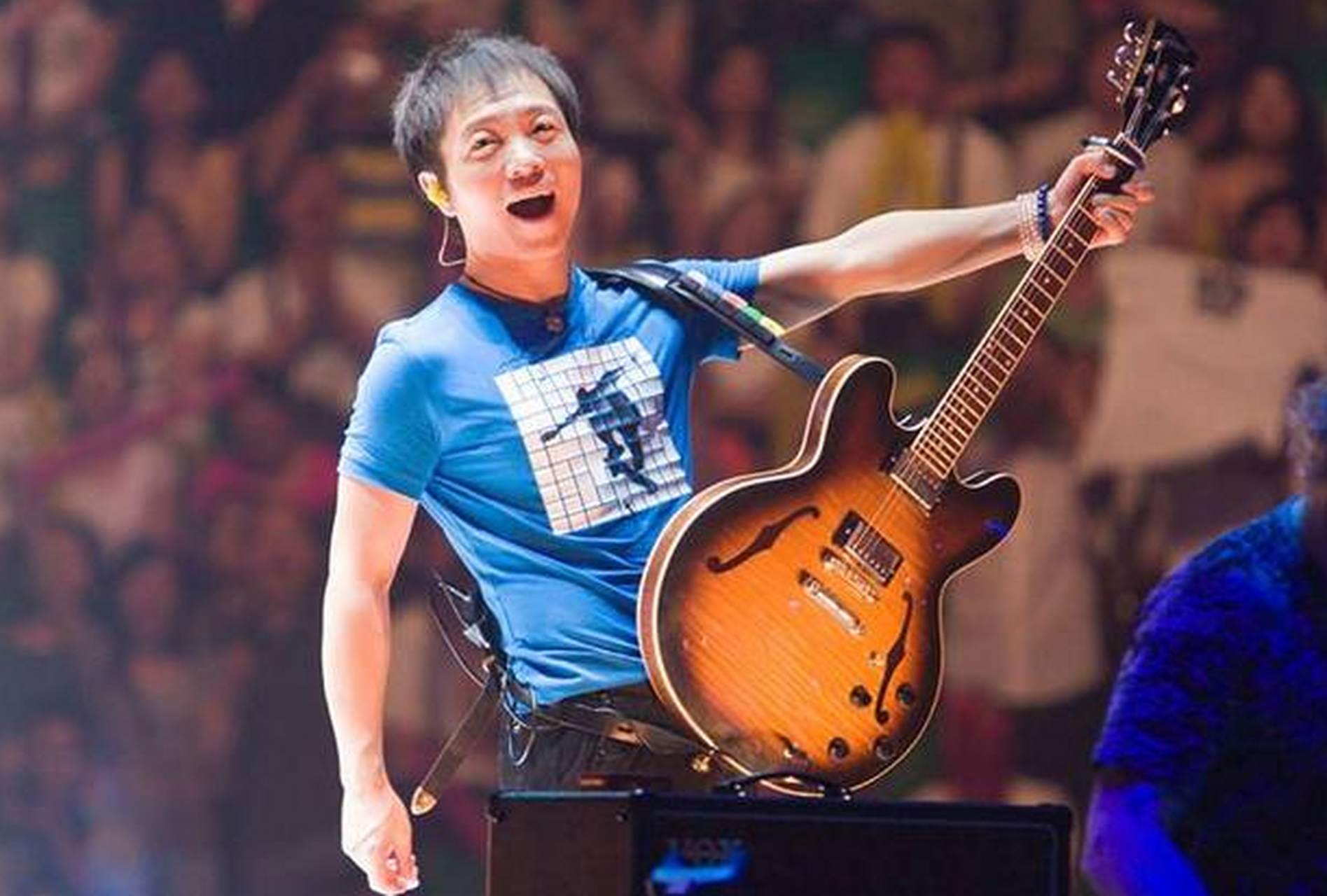 他是内地"摇滚天王",名气不输朴树,窦唯,与妻子恩爱20年