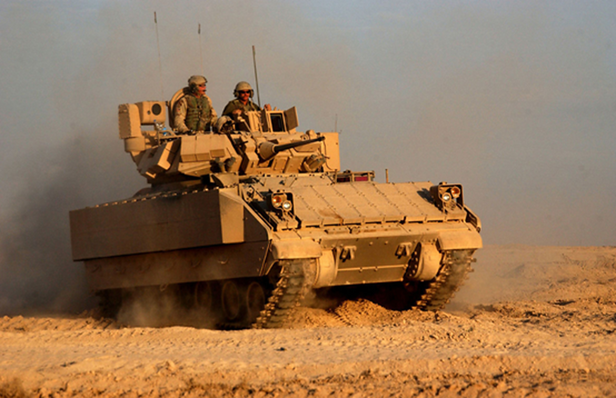 乌克兰士兵在德国格拉芬维尔接受布拉德利步兵战车的培训,m2"布拉德利