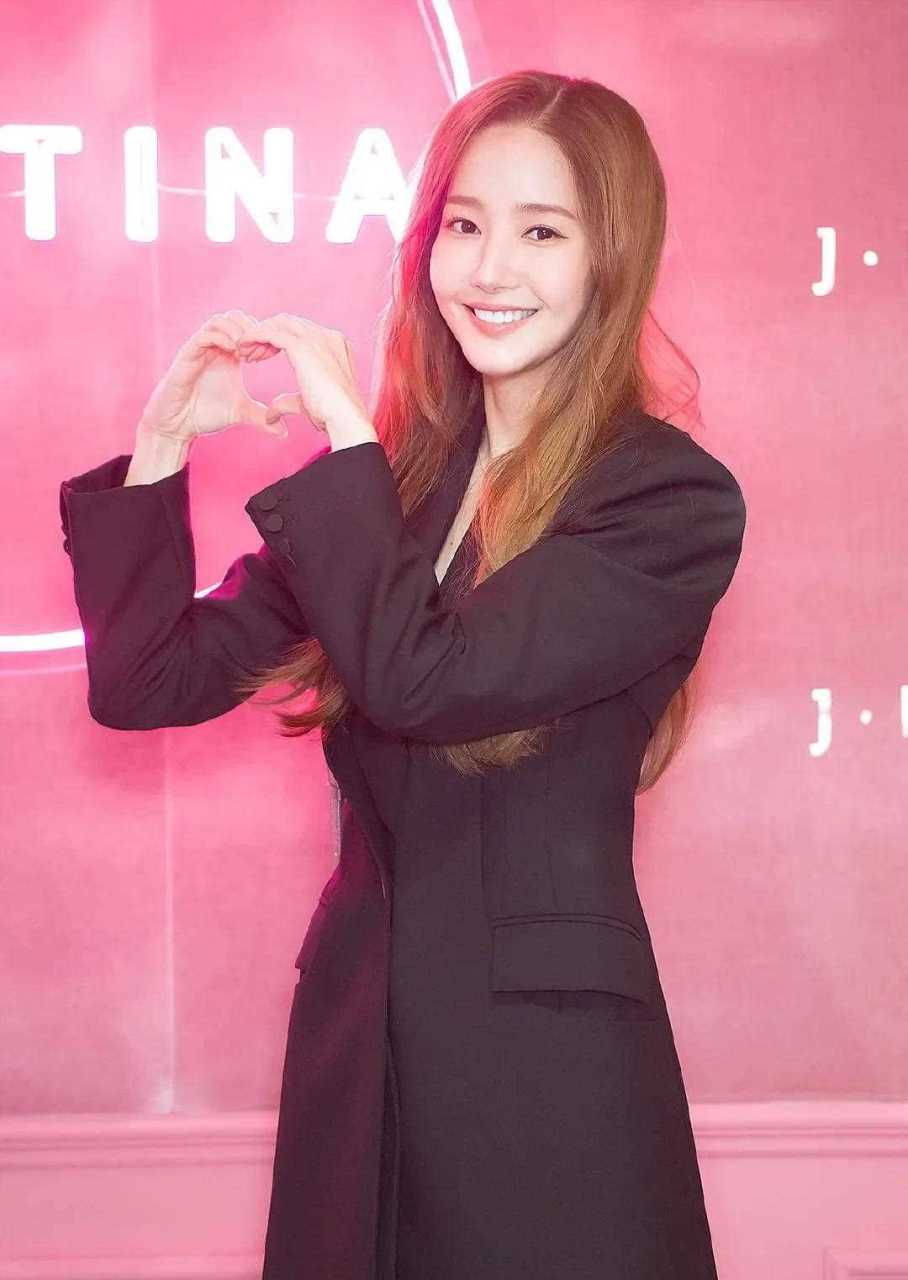 朴敏英活动造 生图状态下颜值依旧在线,西装裙子搭配高跟鞋,优雅知性