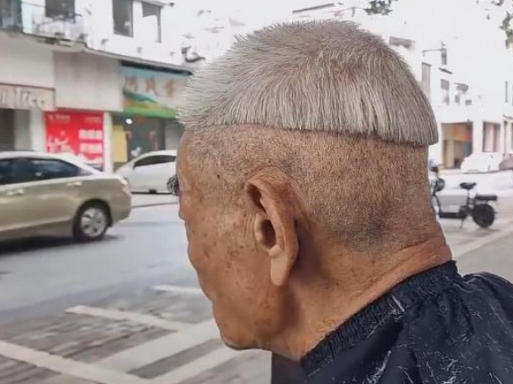 爷爷剪了个锅盖头,瞬间年轻十岁