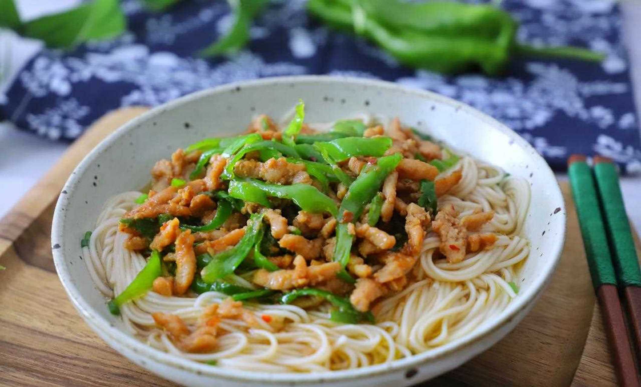 就爱吃的青椒肉丝面,新鲜脆嫩的清椒,搭配着咸香爽滑的肉丝,面条上也