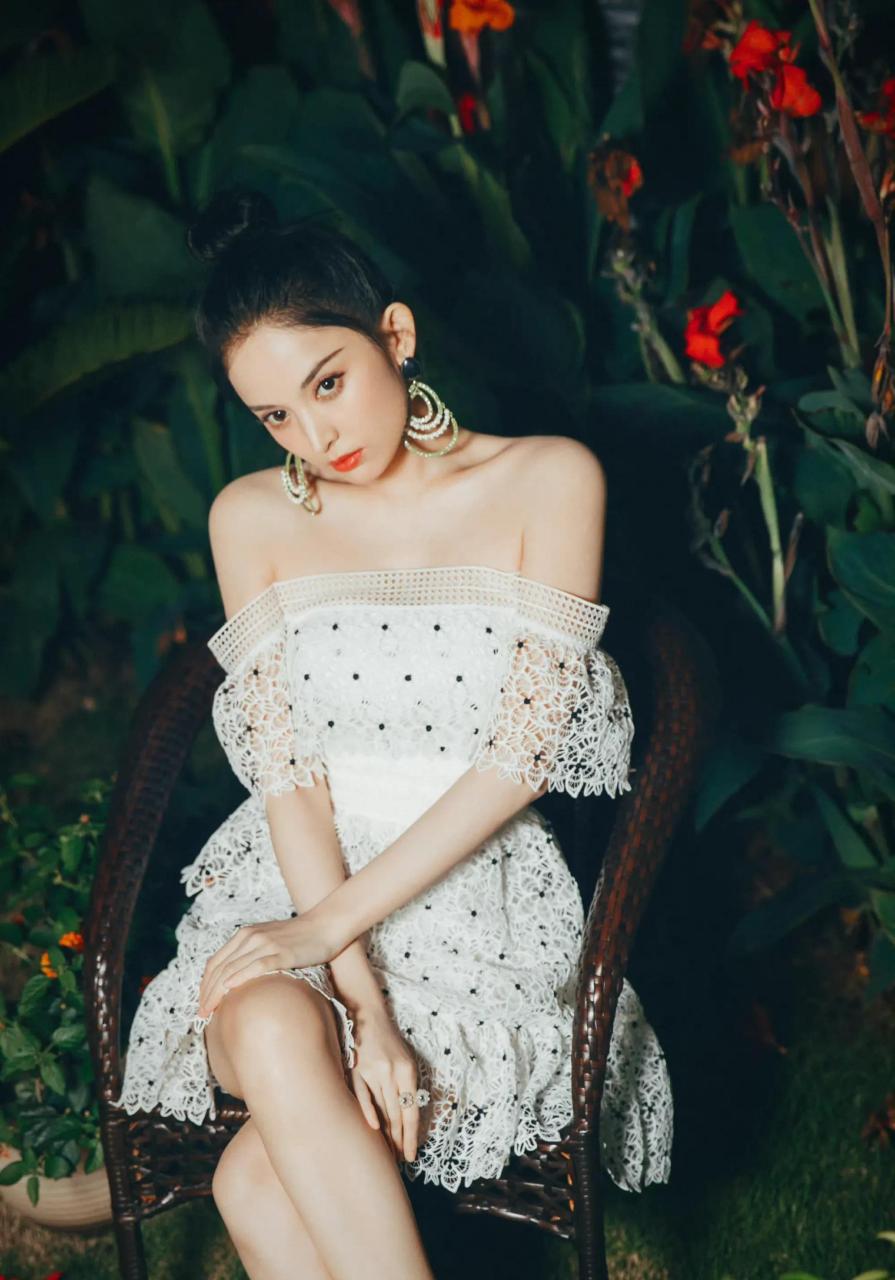 古力娜扎抹胸碎花裙写真