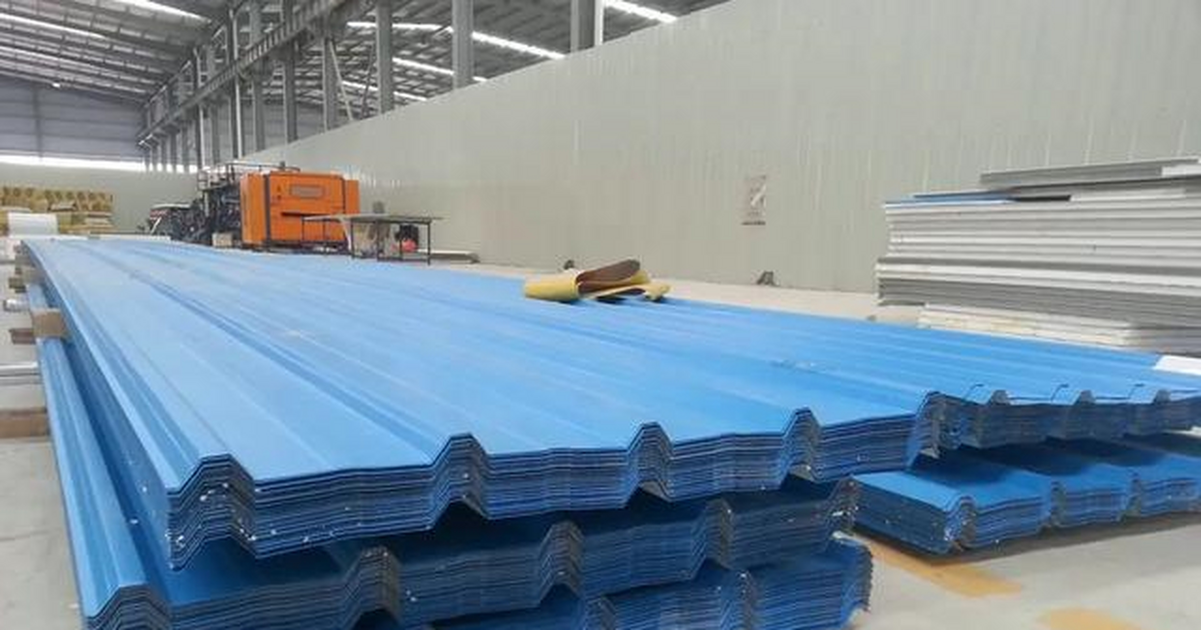 球类馆屋面结构为钢网架,轻钢檩条,泡沫复合彩钢板屋面.