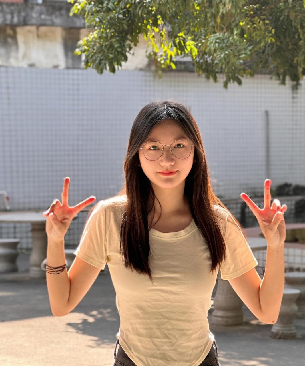 网友:表妹今年才17岁,感觉她蛮适合戴眼镜了