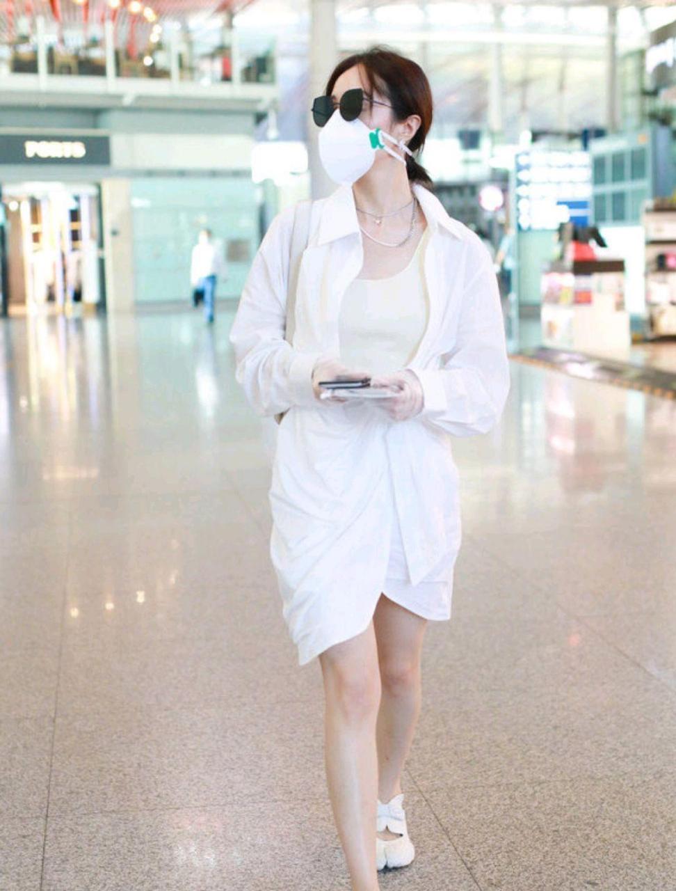 胡冰卿身穿长款衬衫走机场,脚上的鞋很抢镜,这样搭配时髦又高级