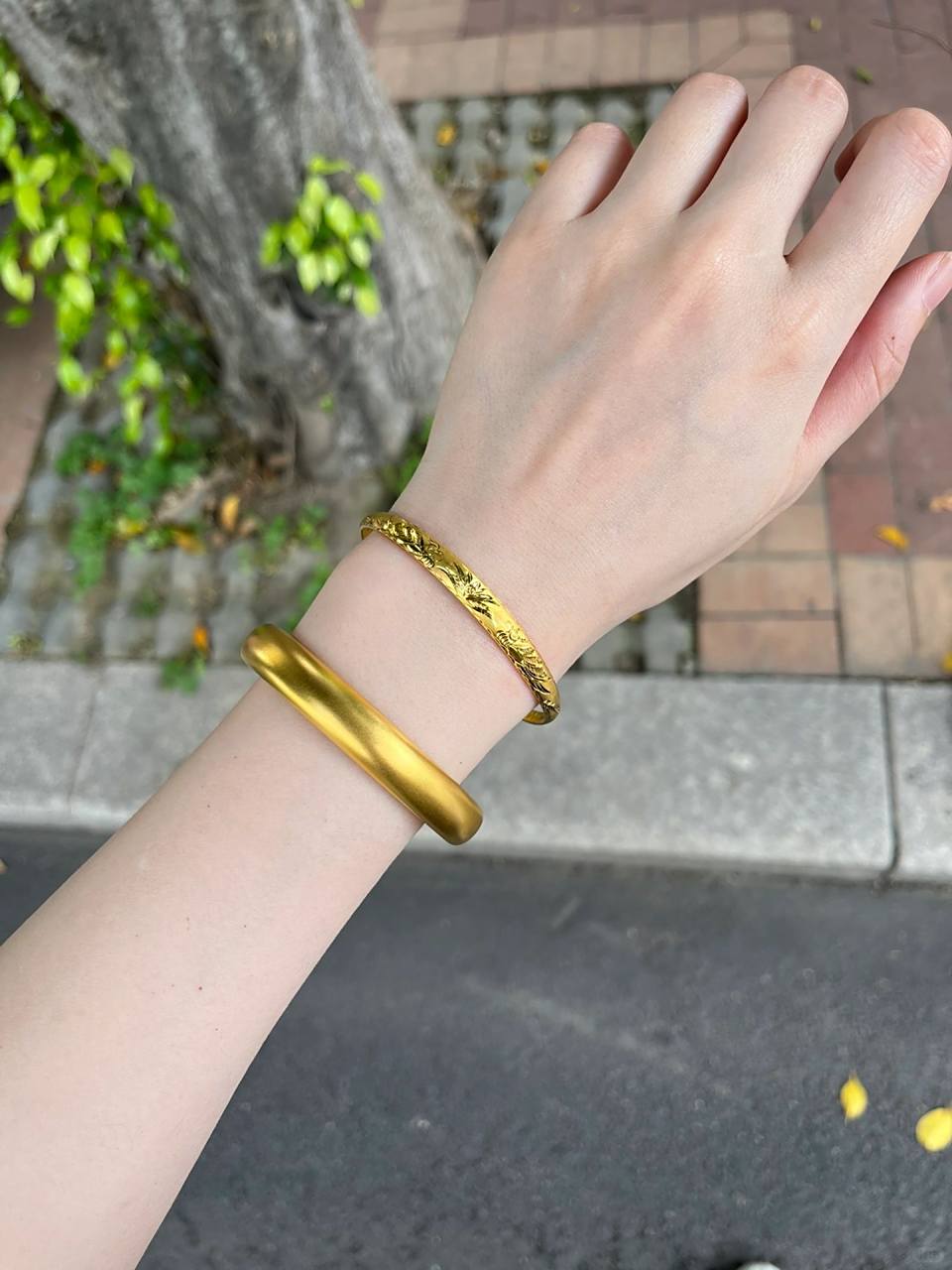 全小区都知道我了  阿姨们以为我买了100克的金镯子给我妈,但其实才12