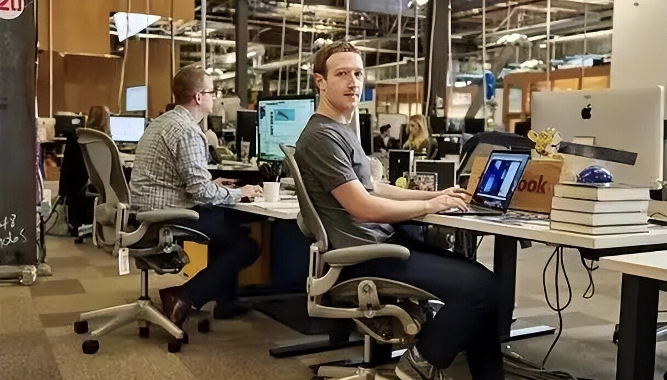 前面两张图是脸书创始人扎克伯格的办公室,就在大厅找一个工位就开始