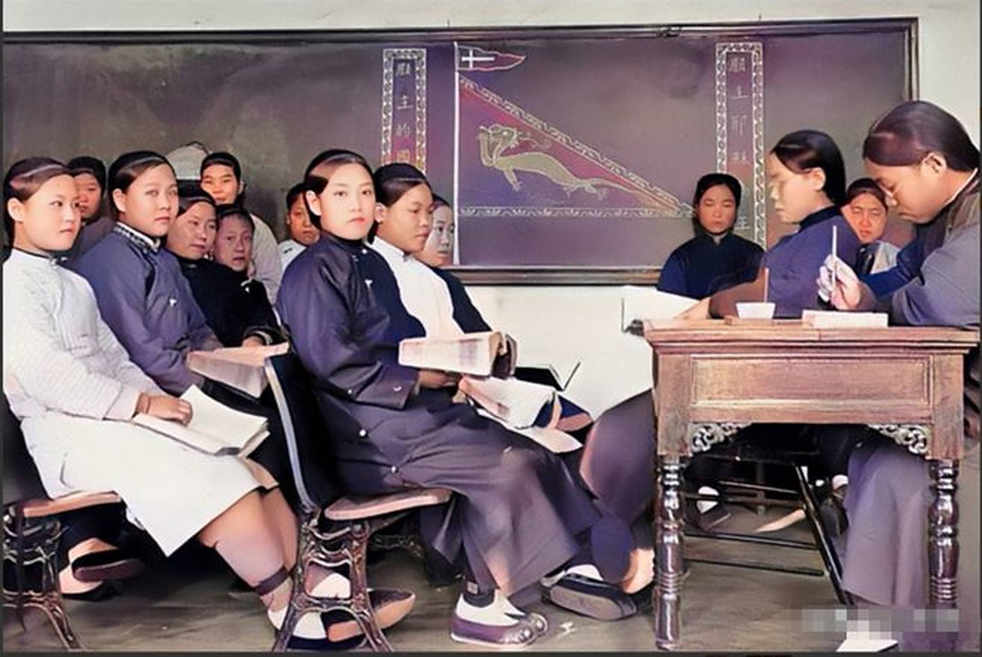 在1904年,北京的一所教会女子学校正在为女子们授课.