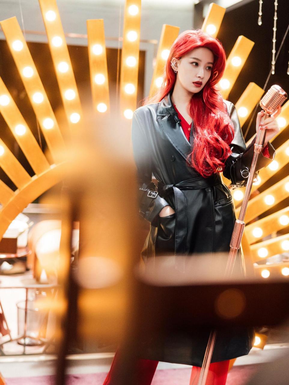 孙怡大侦探最新造型,红色卷发搭配黑色皮衣,又是吹泡泡糖的俏皮姐姐!