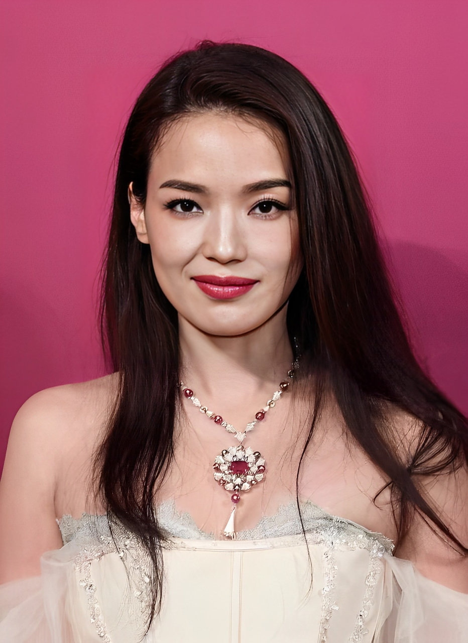 在演艺圈的早期,舒淇主要以性感的角色为原型,后来通过不断的努力和