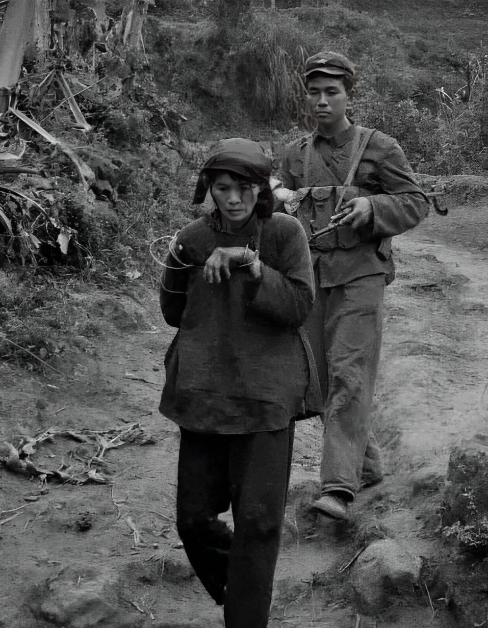 这是一张展现越战中我军俘虏的越南女兵赤脚身影的照片,尽管这些女兵