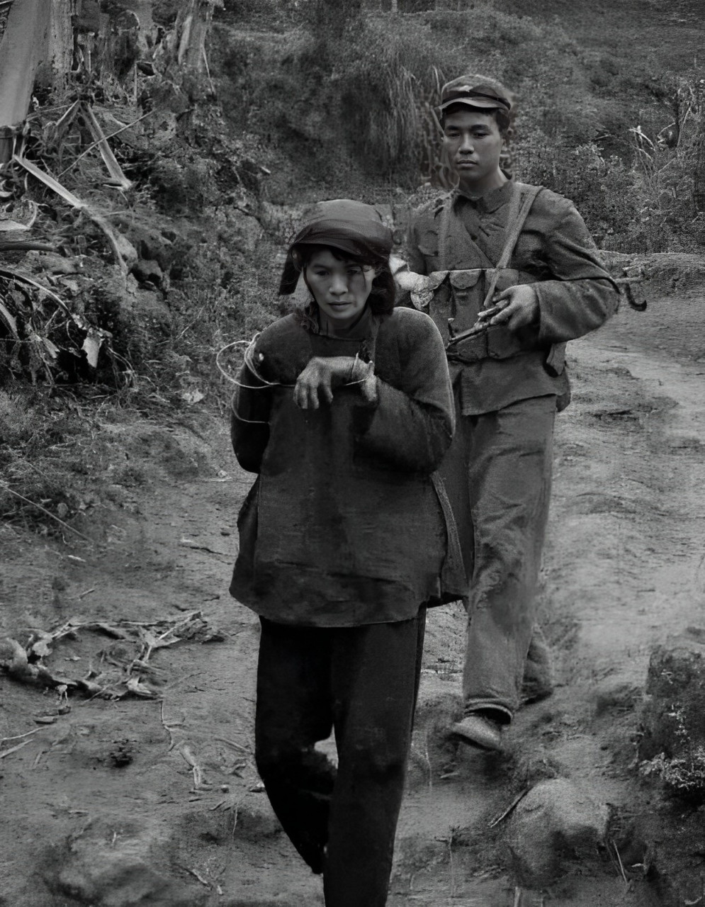 这是一张展现越战中我军俘虏的越南女兵赤脚身影的照片,尽管这些女兵