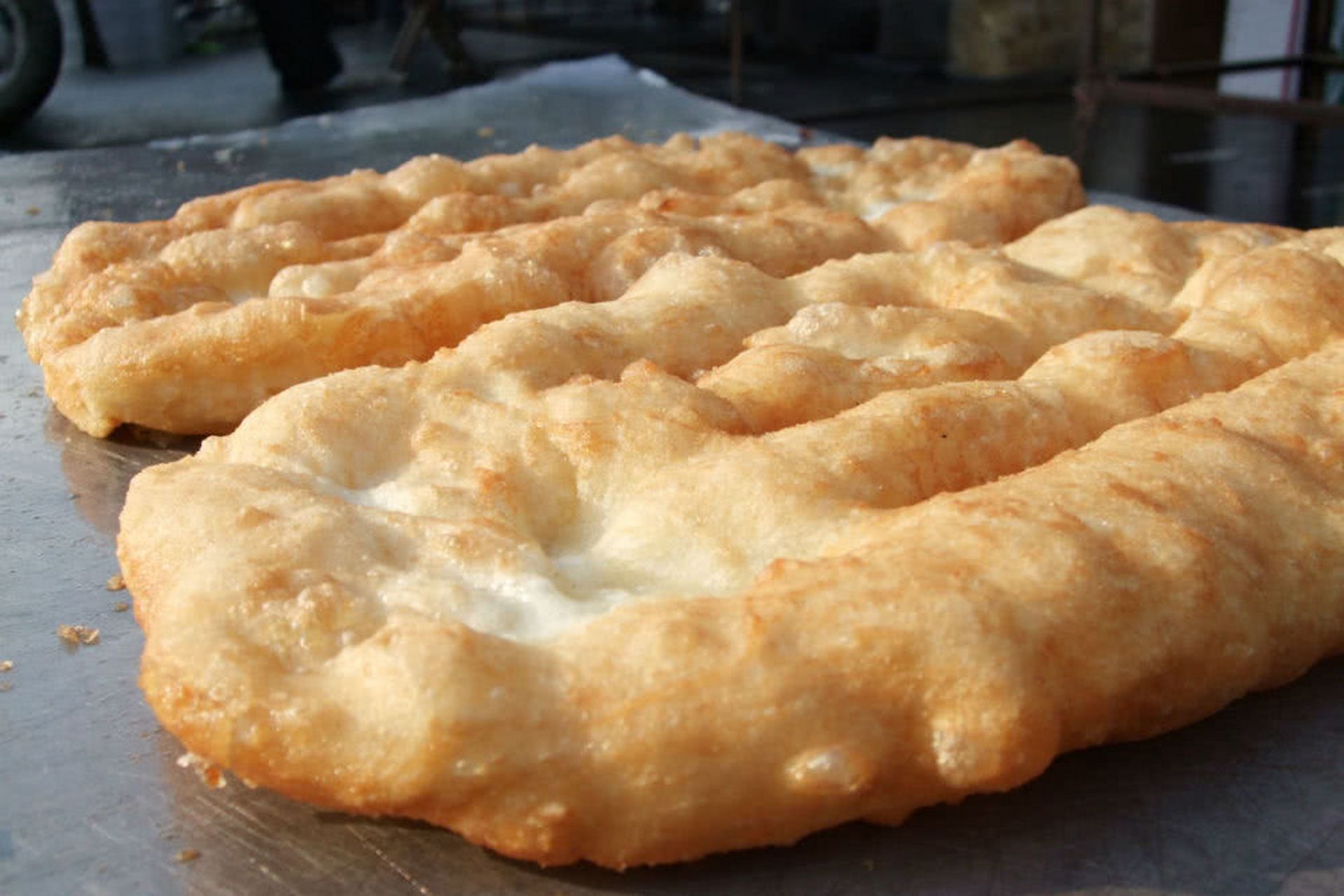 天津的炸果子也有很多种吃法,可以用大饼卷,煎饼果子里也可以,没有卷