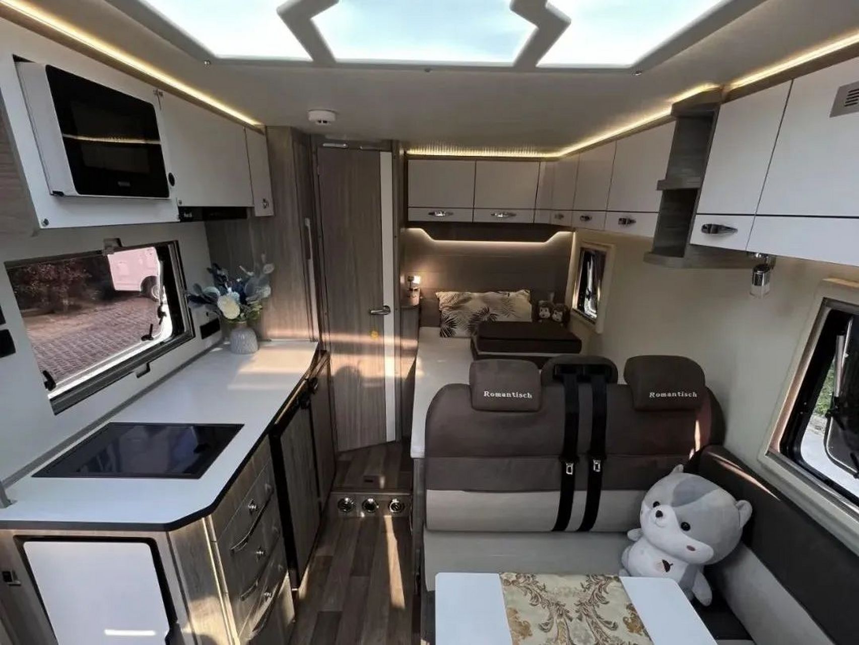 罗曼特斯房车t2pro纵床版整车采用了小额头设计,保留了c型房车中的