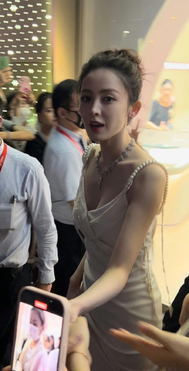 古力娜扎生图曝光,明艳又动人,网友:好想用这张脸活一天是种什么体验?