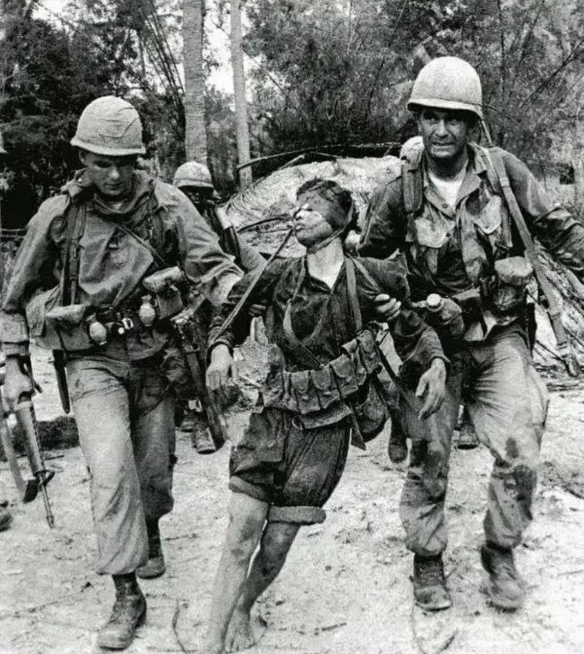 张照片是在20世纪70年代的越南战争拍摄的,可以看到两个美国士兵在