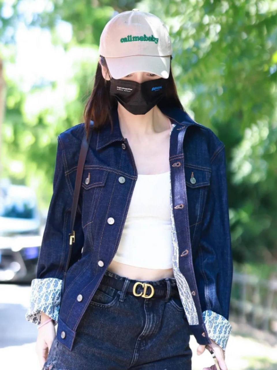 angelababy真没妈妈样,抹胸背心配牛仔外套,秀出蛮腰真惹眼