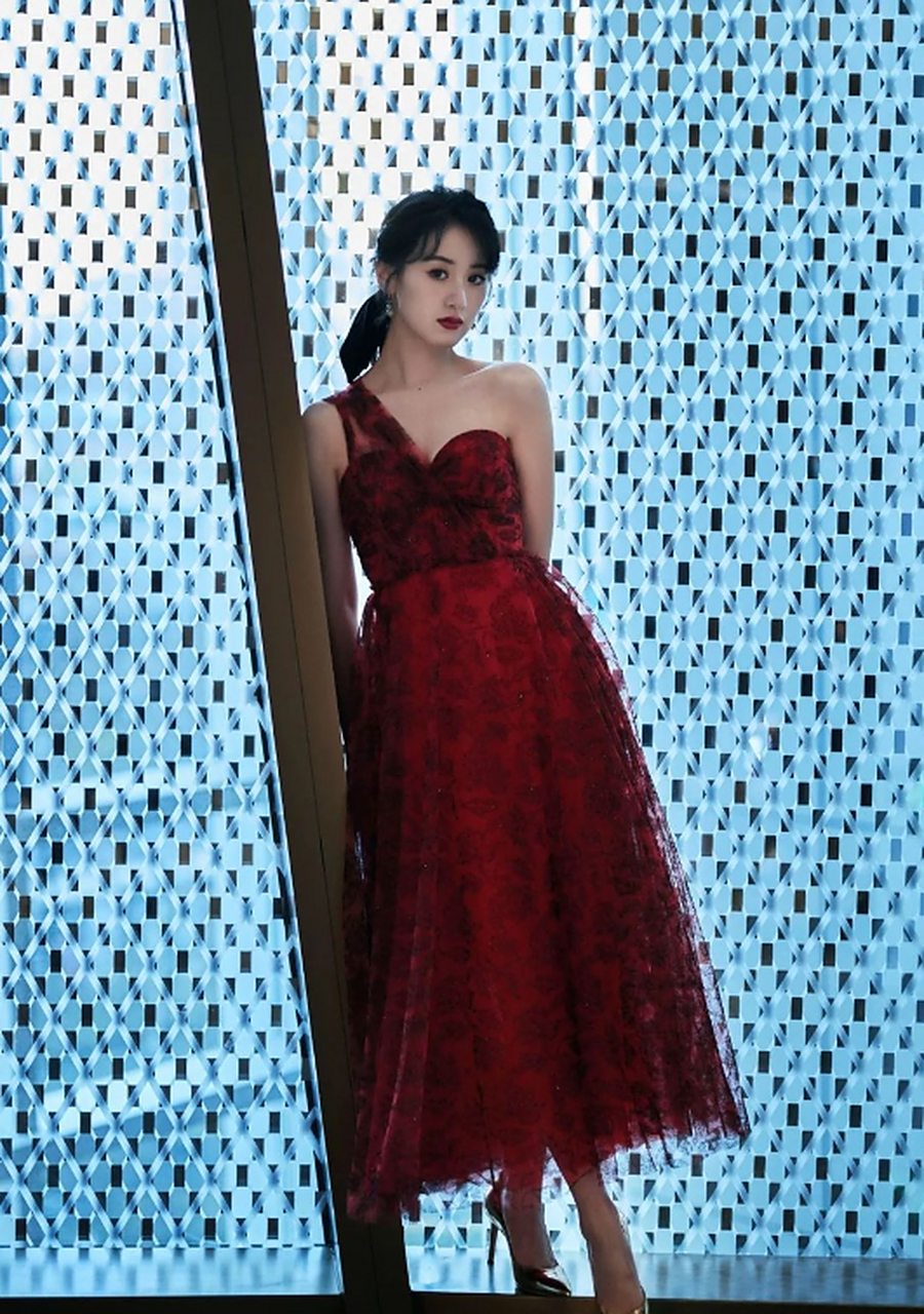 袁冰妍这次挑战红裙穿搭,半肩设计尽显魅力,加上裙装收腰设计,大