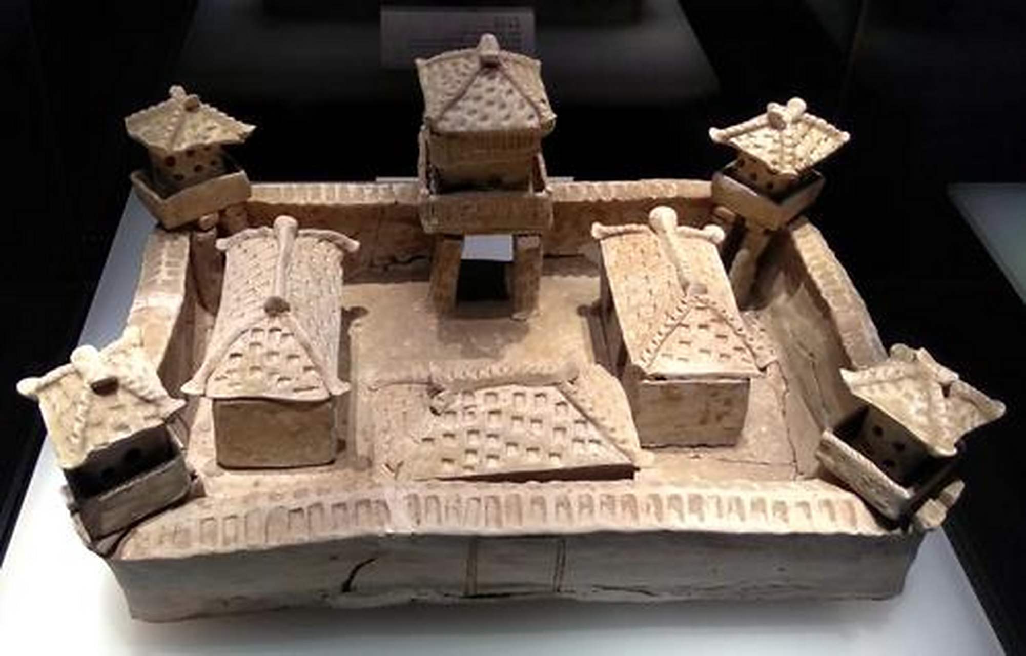 中国有一种古老的"坞堡"结构建筑,至今很多地方还有残余,这种建筑起